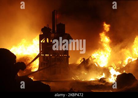 Am 21. Mai 2020 brach in der Kunststoff-Recycling-Fabrik in Bekasi, Provinz West-Java, ein Feuer aus. Augenzeugenberichten zufolge kam es aufgrund eines Kurzschlusses zu einem Brand, als die Fabrik aufgrund der Einführung einer groß angelegten sozialen Beschränkung im Zuge der Coronavirus-Covid-19-Krise geschlossen wurde. Im Präsidenten wurden keine Todesfälle gemeldet. (Foto von Aditya Irawan/NurPhoto) Stockfoto