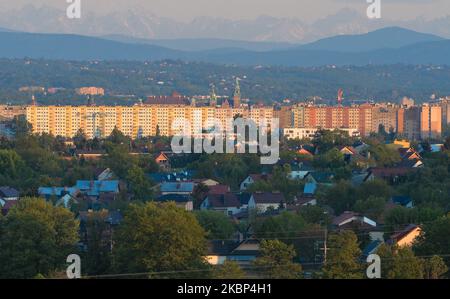 Blick auf Krakau und die Umgebung bei Sonnenuntergang mit der Tatra im Hintergrund. Ab Mai 18. begann die dritte Stufe der wirtschaftlichen Auflockerung und Lockerung der Beschränkungen. Es umfasst die Eröffnung von Schönheitssalons, Restaurants, Bars und Cafés. Immer mehr Menschen spüren die Straßen Krakaus wieder. Gestern gab es jedoch mit 470 die dritthöchste Zahl neuer Coronavirus-Fälle. Das Gesundheitsministerium meldete heute 404 neue Fälle und 10 Todesfälle, was die Gesamtzahl auf 20.143 infizierte, 972 Todesfälle und 8.452 Genesene ansteigen lässt. Am Mittwoch, den 13. Mai 2020, in Krakau, Polen. (Foto von Stockfoto