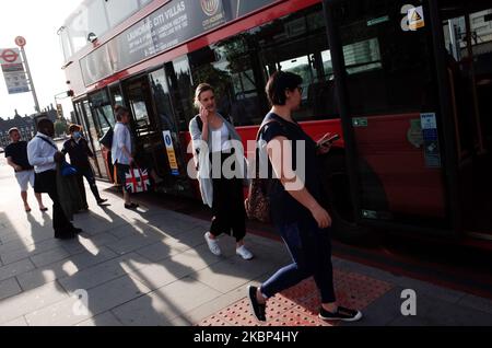 Am 21. Mai 2020 besteigen Menschen einen Bus an der Westminster Bridge Road in London, England. Es wird angenommen, dass die Coronavirus-Fälle in der gesamten Hauptstadt auf ein sehr niedriges Niveau fallen, wobei diesen Montag überhaupt keiner aufgezeichnet wurde, laut Daten von Public Health England und Medien, die gestern berichteten, dass sechs große Londoner Krankenhäuser in den letzten 48 Stunden keine kovid-19 Todesfälle verzeichnet hatten. Die Zahl der Todesfälle in Großbritannien beläuft sich mittlerweile auf 36.042, was der Tagesgesamtmenge entspricht, die heute Nachmittag vom Gesundheitsministerium veröffentlicht wurde. (Foto von David Cliff/NurPhoto) Stockfoto