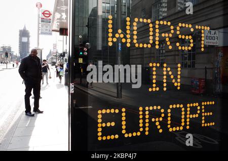 Ein Mann wartet am 21. Mai 2020 an einer Bushaltestelle auf der Westminster Bridge Road in London, England, mit der Botschaft „Worst in Europe“, die sich auf die Todesrate des britischen Coronavirus bezieht. Es wird angenommen, dass die Coronavirus-Fälle in der gesamten Hauptstadt auf ein sehr niedriges Niveau fallen, wobei diesen Montag überhaupt keiner aufgezeichnet wurde, laut Daten von Public Health England und Medien, die gestern berichteten, dass sechs große Londoner Krankenhäuser in den letzten 48 Stunden keine kovid-19 Todesfälle verzeichnet hatten. Die Zahl der Todesfälle in Großbritannien beläuft sich mittlerweile auf 36.042, was der Tagesgesamtmenge entspricht, die heute Nachmittag vom Gesundheitsministerium und Sozialministerium C veröffentlicht wurde Stockfoto