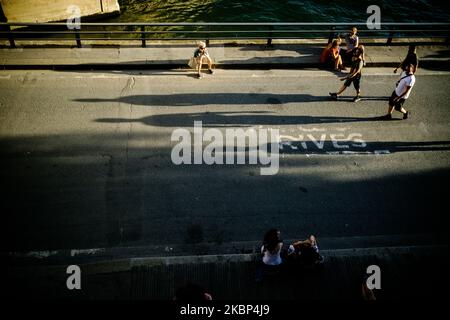 Am 21. Mai 2020, am elften Tag seit dem Ende der Sperre in Frankreich, sind in Paris viele Menschen wieder auf der Straße, um die Freiheit und Wärme der Sonne zu genießen. Sie nutzen die Gelegenheit, am Ufer der seine entlang zu spazieren und sich mit Freunden zu treffen. (Foto von Samuel Boivin/NurPhoto) Stockfoto