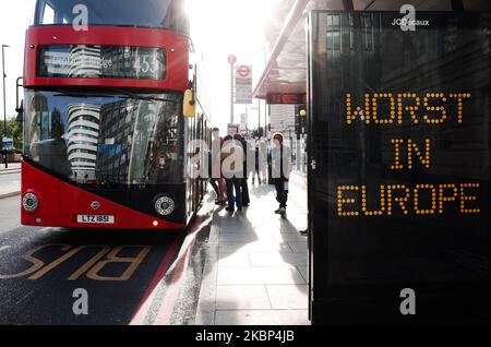 Am 21. Mai 2020 besteigen Menschen einen Bus an einer Haltestelle mit der Botschaft „das Schlimmste in Europa“, die sich auf die Todesrate des britischen Coronavirus bezieht, an der Westminster Bridge Road in London, England. Es wird angenommen, dass die Coronavirus-Fälle in der gesamten Hauptstadt auf ein sehr niedriges Niveau fallen, wobei diesen Montag überhaupt keiner aufgezeichnet wurde, laut Daten von Public Health England und Medien, die gestern berichteten, dass sechs große Londoner Krankenhäuser in den letzten 48 Stunden keine kovid-19 Todesfälle verzeichnet hatten. Die Zahl der Todesfälle in Großbritannien beläuft sich mittlerweile auf 36.042, was der Tagesgesamtmenge entspricht, die heute Nachmittag vom Gesundheitsministerium und von Socia veröffentlicht wurde Stockfoto