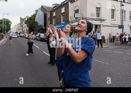 Krankenschwestern klatschen vor Chelsea und dem Westminster Hospital während des wöchentlichen Applaus „Clap for our Carers“ für den NHS und die wichtigsten Mitarbeiter an der Front der Coronavirus-Pandemie (Covid-19), während die landesweite Sperrung des Vereinigten Königreichs am 21. Mai 2020 in London, England, die neunte Woche andauert. (Foto von Wiktor Szymanowicz/NurPhoto) Stockfoto