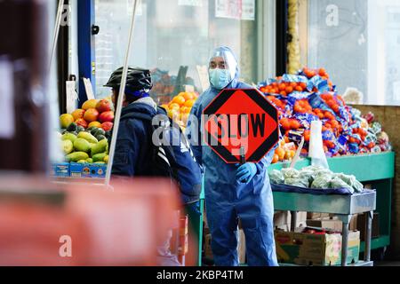 Ein Blick auf einen Lebensmittelarbeiter während der Coronavirus-Pandemie am 20. Mai 2020 entlang der Roosevelt Ave., Elmhurst, Borough of Queens in New York City. COVID-19 hat sich in den meisten Ländern der Welt verbreitet und forderte über 316.000 Menschenleben mit über 4,8 Millionen gemeldeten Infektionen. (Foto von John Nacion/NurPhoto) Stockfoto