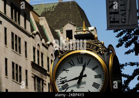 Ein Blick auf die Uhr des Trump Tower vor dem Trump Tower während der Coronavirus-Pandemie am 20. Mai 2020 in der 5. Ave., New York City. COVID-19 hat sich in den meisten Ländern der Welt verbreitet und forderte über 316.000 Menschenleben mit über 4,8 Millionen gemeldeten Infektionen. (Foto von John Nacion/NurPhoto) Stockfoto