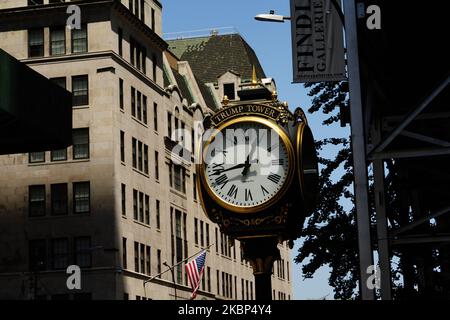 Ein Blick auf die Uhr des Trump Tower vor dem Trump Tower während der Coronavirus-Pandemie am 20. Mai 2020 in der 5. Ave., New York City. COVID-19 hat sich in den meisten Ländern der Welt verbreitet und forderte über 316.000 Menschenleben mit über 4,8 Millionen gemeldeten Infektionen. (Foto von John Nacion/NurPhoto) Stockfoto