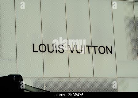 Ein Blick auf die Louis Vuitton Boutique während der Coronavirus-Pandemie am 20. Mai 2020 in der 5. Ave., New York City. COVID-19 hat sich in den meisten Ländern der Welt verbreitet und forderte über 316.000 Menschenleben mit über 4,8 Millionen gemeldeten Infektionen. (Foto von John Nacion/NurPhoto) Stockfoto