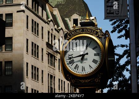 Ein Blick auf die Uhr des Trump Tower vor dem Trump Tower während der Coronavirus-Pandemie am 20. Mai 2020 in der 5. Ave., New York City. COVID-19 hat sich in den meisten Ländern der Welt verbreitet und forderte über 316.000 Menschenleben mit über 4,8 Millionen gemeldeten Infektionen. (Foto von John Nacion/NurPhoto) Stockfoto