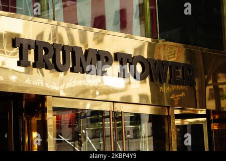 Ein Blick auf die Uhr des Trump Tower vor dem Trump Tower während der Coronavirus-Pandemie am 20. Mai 2020 in der 5. Ave., New York City. COVID-19 hat sich in den meisten Ländern der Welt verbreitet und forderte über 316.000 Menschenleben mit über 4,8 Millionen gemeldeten Infektionen. (Foto von John Nacion/NurPhoto) Stockfoto