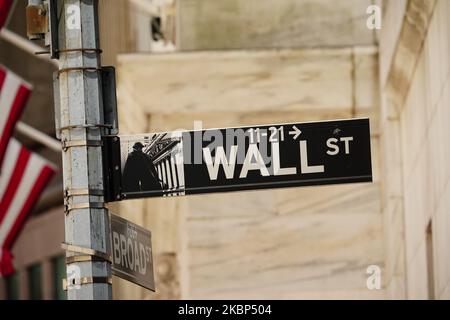 Ein Blick auf amerikanische Flaggen bei New York Stock Exhange während der Coronavirus-Pandemie am 20. Mai 2020 in der Wall Street, New York City. COVID-19 hat sich in den meisten Ländern der Welt verbreitet und forderte über 316.000 Menschenleben mit über 4,8 Millionen gemeldeten Infektionen. (Marktbeobachtung) – die Schwäche von Dow, S&P 500 lässt eine positive Marktbreite der NYSE zu. (Foto von John Nacion/NurPhoto) Stockfoto
