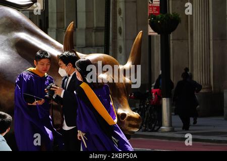 Ein Blick auf neue Absolventen, die während der Coronavirus-Pandemie am 20. Mai 2020 in Bowling Green, New York City, Fotos beim Charging Bull machen. COVID-19 hat sich in den meisten Ländern der Welt verbreitet und forderte über 316.000 Menschenleben mit über 4,8 Millionen gemeldeten Infektionen. (Foto von John Nacion/NurPhoto) Stockfoto