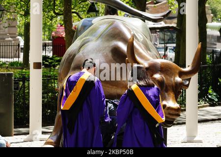 Ein Blick auf neue Absolventen, die während der Coronavirus-Pandemie am 20. Mai 2020 in Bowling Green, New York City, Fotos beim Charging Bull machen. COVID-19 hat sich in den meisten Ländern der Welt verbreitet und forderte über 316.000 Menschenleben mit über 4,8 Millionen gemeldeten Infektionen. (Foto von John Nacion/NurPhoto) Stockfoto