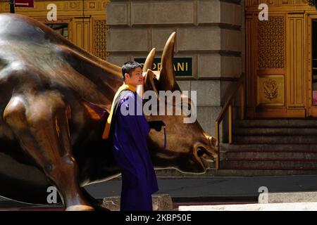 Ein Blick auf neue Absolventen, die während der Coronavirus-Pandemie am 20. Mai 2020 in Bowling Green, New York City, Fotos beim Charging Bull machen. COVID-19 hat sich in den meisten Ländern der Welt verbreitet und forderte über 316.000 Menschenleben mit über 4,8 Millionen gemeldeten Infektionen. (Foto von John Nacion/NurPhoto) Stockfoto