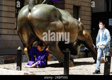 Ein Blick auf neue Absolventen, die während der Coronavirus-Pandemie am 20. Mai 2020 in Bowling Green, New York City, Fotos beim Charging Bull machen. COVID-19 hat sich in den meisten Ländern der Welt verbreitet und forderte über 316.000 Menschenleben mit über 4,8 Millionen gemeldeten Infektionen. (Foto von John Nacion/NurPhoto) Stockfoto