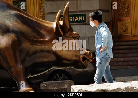 Ein Blick auf neue Absolventen, die während der Coronavirus-Pandemie am 20. Mai 2020 in Bowling Green, New York City, Fotos beim Charging Bull machen. COVID-19 hat sich in den meisten Ländern der Welt verbreitet und forderte über 316.000 Menschenleben mit über 4,8 Millionen gemeldeten Infektionen. (Foto von John Nacion/NurPhoto) Stockfoto