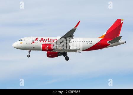 Avianca Aerovias del Continente Americano Airbus A319-Verkehrsflugzeug, gesehen bei der endgültigen Landung auf dem New York JFK John F Kennedy International Airport in NY, USA. Das Passagierflugzeug Airbus A319-100 mit Schmalkarosserie wird von 2 CFMI-Düsenmotoren angetrieben, die die Zulassung N723AV haben. Avianca AV/AVA ist eine kolumbianische Fluggesellschaft, die Flaggenträger Kolumbiens mit Hauptsitz in Bogota und Mitglied der Luftfahrtallianz Star Alliance. Am 10. Mai 2020 reichte Avianca bei einem Gericht in New York City, NY, USA, den Konkurs nach Kapitel 11 ein und liquidierte seine Tochtergesellschaft Avianca Peru, die zu einer der Unternehmen wurde Stockfoto