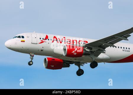 Avianca Aerovias del Continente Americano Airbus A319-Verkehrsflugzeug, gesehen bei der endgültigen Landung auf dem New York JFK John F Kennedy International Airport in NY, USA. Das Passagierflugzeug Airbus A319-100 mit Schmalkarosserie wird von 2 CFMI-Düsenmotoren angetrieben, die die Zulassung N723AV haben. Avianca AV/AVA ist eine kolumbianische Fluggesellschaft, die Flaggenträger Kolumbiens mit Hauptsitz in Bogota und Mitglied der Luftfahrtallianz Star Alliance. Am 10. Mai 2020 reichte Avianca bei einem Gericht in New York City, NY, USA, den Konkurs nach Kapitel 11 ein und liquidierte seine Tochtergesellschaft Avianca Peru, die zu einer der Unternehmen wurde Stockfoto