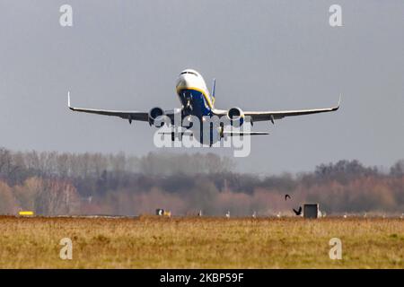 Ein Ryanair Boeing 737-800-Verkehrsflugzeug, das während des Starts auf dem niederländischen Flughafen Eindhoven EIN EHEHH rotiert und von der Startbahn abfliegt. Das Schmalkarosserie-Flugzeug Boeing 737NG hat die Registrierung Ei-ENJ. Ryanair RYR FR ist eine irische Billigfluggesellschaft, die größte europäische Low-Cost-Fluggesellschaft mit Sitz in Dublin, Irlands. Februar 2020 (Foto von Nicolas Economou/NurPhoto) Stockfoto