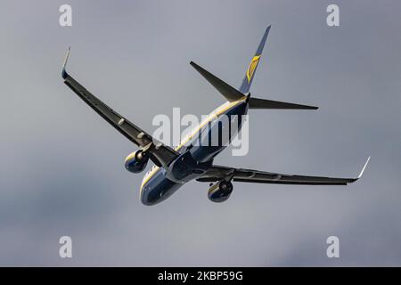 Ein Ryanair Boeing 737-800-Verkehrsflugzeug, das während des Starts auf dem niederländischen Flughafen Eindhoven EIN EHEHH rotiert und von der Startbahn abfliegt. Das Schmalkarosserie-Flugzeug Boeing 737NG hat die Registrierung Ei-ENJ. Ryanair RYR FR ist eine irische Billigfluggesellschaft, die größte europäische Low-Cost-Fluggesellschaft mit Sitz in Dublin, Irlands. Februar 2020 (Foto von Nicolas Economou/NurPhoto) Stockfoto