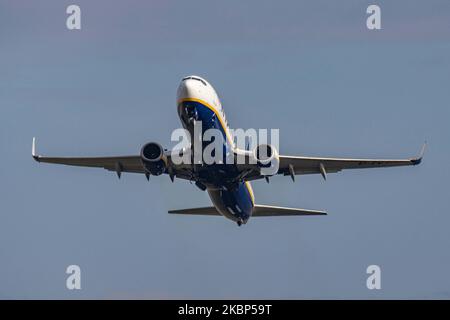 Ein Ryanair Boeing 737-800-Verkehrsflugzeug, das während des Starts auf dem niederländischen Flughafen Eindhoven EIN EHEHH rotiert und von der Startbahn abfliegt. Das Schmalkarosserie-Flugzeug Boeing 737NG hat die Registrierung Ei-ENJ. Ryanair RYR FR ist eine irische Billigfluggesellschaft, die größte europäische Low-Cost-Fluggesellschaft mit Sitz in Dublin, Irlands. Februar 2020 (Foto von Nicolas Economou/NurPhoto) Stockfoto