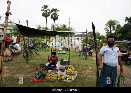 Aufgrund des verheerenden Wirbelsturms Amphan kam es am 21. Mai 2020 zu Schäden an den A-Märkten in Tehatta, Westbengalen, Indien. Am 20. Mai stürmte der mächtige Zyklon Amphin in die Küstenregion von Odisha und Westbengalen. Die Geschwindigkeit betrug fast 155-165 km/h. (Foto von Soumyabrata Roy/NurPhoto) Stockfoto