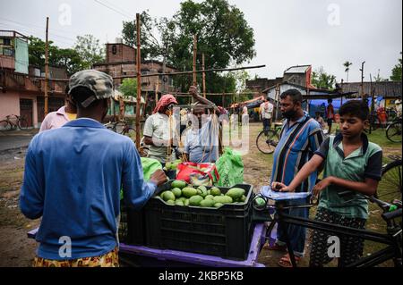 Aufgrund des verheerenden Wirbelsturms Amphan kam es am 21. Mai 2020 zu Schäden an den A-Märkten in Tehatta, Westbengalen, Indien. Am 20. Mai stürmte der mächtige Zyklon Amphin in die Küstenregion von Odisha und Westbengalen. Die Geschwindigkeit betrug fast 155-165 km/h. (Foto von Soumyabrata Roy/NurPhoto) Stockfoto