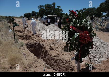 Friedhofsmitarbeiter begraben den Sarg mit den Überresten eines mutmaßlichen Opfers von COVID-19 in einem Gebiet des städtischen Pantheons von San Rafael, das den Opfern des neuartigen Coronavirus vorbehalten ist, am 21. Mai in Ciudad Juarez, Bundesstaat Chihuahua, Mexiko, 2020. (Foto von David Peinado/NurPhoto) Stockfoto