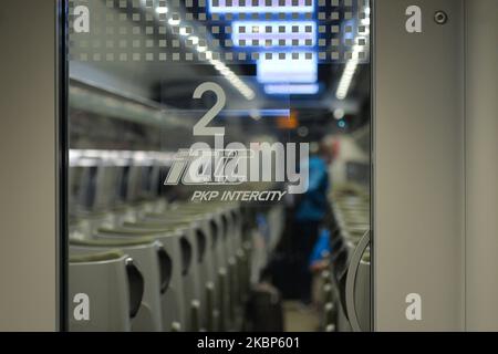 Blick auf leere Sitze in einem Pendolino-Zug von Krakau nach Warschau, im Krakauer Hauptbahnhof. Der polnische nationale Eisenbahnbetreiber PKP Intercity hat den Hochgeschwindigkeitsverkehr wiederhergestellt. Die ersten Pendolino-Züge kehrten heute nach einer zweimonatigen Unterbrechung auf die Gleise zurück. Derzeit wird jedoch nur die Strecke Krakau – Warschau – Gdynia angefahren. Am Freitag, Den 22. Mai 2020, Polen (Foto: Artur Widak/NurPhoto) Stockfoto