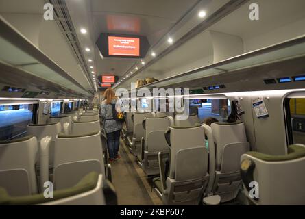 Blick auf leere Sitze in einem Pendolino-Zug von Krakau nach Warschau, im Krakauer Hauptbahnhof. Der polnische nationale Eisenbahnbetreiber PKP Intercity hat den Hochgeschwindigkeitsverkehr wiederhergestellt. Die ersten Pendolino-Züge kehrten heute nach einer zweimonatigen Unterbrechung auf die Gleise zurück. Derzeit wird jedoch nur die Strecke Krakau – Warschau – Gdynia angefahren. Am Freitag, Den 22. Mai 2020, Polen (Foto: Artur Widak/NurPhoto) Stockfoto