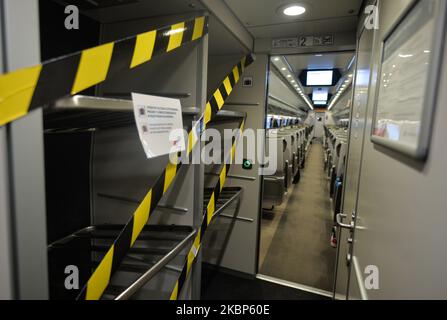 Gepäckbereich außer Betrieb in einem Pendolino-Zug von Krakau nach Warschau, im Krakauer Hauptbahnhof. Der polnische nationale Eisenbahnbetreiber PKP Intercity hat den Hochgeschwindigkeitsverkehr wiederhergestellt. Die ersten Pendolino-Züge kehrten heute nach einer zweimonatigen Unterbrechung auf die Gleise zurück. Derzeit wird jedoch nur die Strecke Krakau – Warschau – Gdynia angefahren. Am Freitag, Den 22. Mai 2020, Polen (Foto: Artur Widak/NurPhoto) Stockfoto