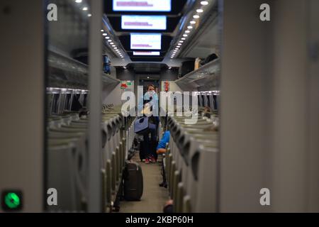 Blick auf leere Sitze in einem Pendolino-Zug von Krakau nach Warschau, im Krakauer Hauptbahnhof. Der polnische nationale Eisenbahnbetreiber PKP Intercity hat den Hochgeschwindigkeitsverkehr wiederhergestellt. Die ersten Pendolino-Züge kehrten heute nach einer zweimonatigen Unterbrechung auf die Gleise zurück. Derzeit wird jedoch nur die Strecke Krakau – Warschau – Gdynia angefahren. Am Freitag, Den 22. Mai 2020, Polen (Foto: Artur Widak/NurPhoto) Stockfoto