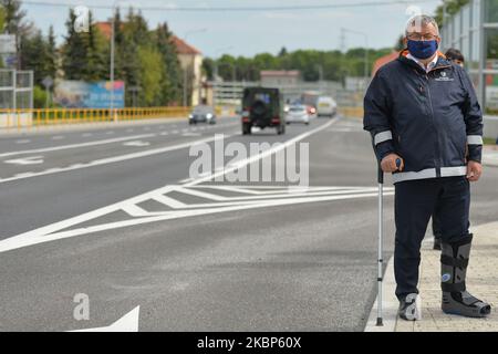 Der Minister für Infrastruktur, Andrzej Adamczyk, wurde bei der Pressekonferenz zur offiziellen Eröffnung des neuen Kreises auf der Nationalstraße 94 in Szyce bei Krakau verletzt. Am Freitag, den 22. Mai 2020, Polen. (Foto von Artur Widak/NurPhoto) Stockfoto