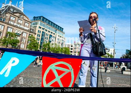 Ein XR-Aktivist hält eine Rede während einer XR-Aktion gegen die schnelle Modeindustrie am 22.. Mai 2020 in Amsterdam. (Foto von Romy Arroyo Fernandez/NurPhoto) Stockfoto