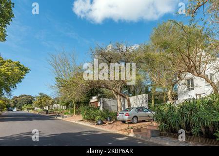 DURBANVILLE, SÜDAFRIKA - SEP 12, 2022: Eine Straßenszene mit Häusern und Fahrzeugen in Durbanville im metropolitanischen Gebiet von Kapstadt Stockfoto