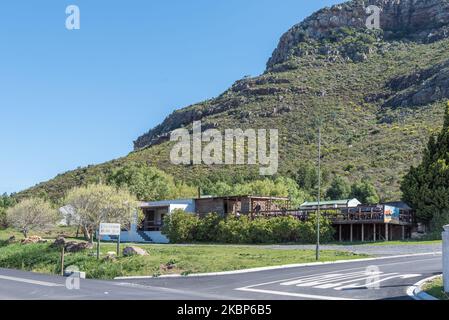 BAINSKLOOF PASS, SÜDAFRIKA - SEP 9, 2022: Calabash Bush Pub neben der Straße R301 nahe dem nördlichen Beginn des Bainskloof Passes. Menschen sind sichtbar Stockfoto