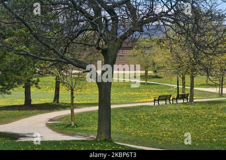 Leerer Park, in dem Menschen den Ratschlägen von Beamten folgen und zu Hause bleiben, um die Ausbreitung des neuartigen Coronavirus (COVID-19) am 16. Mai 2020 in Toronto, Ontario, Kanada, zu verlangsamen. (Foto von Creative Touch Imaging Ltd./NurPhoto) Stockfoto