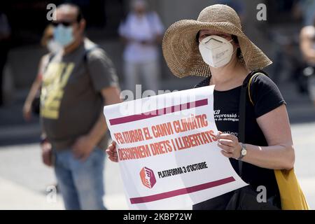 Vertreter katalanischer Gewerkschaften, sozialer Bewegungen und Unabhängigkeitsorganisationen versammeln sich in Plaça de Sant Jaume in Barcelona, im Gegensatz zu dem, was sie als eine Reihe von sozialen Kürzungen im Rahmen des Ausnahmezustands betrachten, den der Staat während der Coronavirus-Covid-19-Krise am 23. Mai in Barcelona, Katalonien, Spanien, angewendet hat, 2020. (Foto von Albert Llop/NurPhoto) Stockfoto