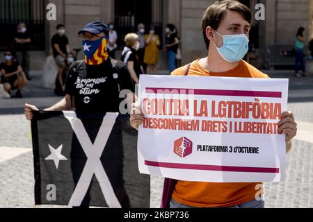 Vertreter katalanischer Gewerkschaften, sozialer Bewegungen und Unabhängigkeitsorganisationen versammeln sich in Plaça de Sant Jaume in Barcelona, im Gegensatz zu dem, was sie als eine Reihe von sozialen Kürzungen im Rahmen des Ausnahmezustands betrachten, den der Staat während der Coronavirus-Covid-19-Krise am 23. Mai in Barcelona, Katalonien, Spanien, angewendet hat, 2020. (Foto von Albert Llop/NurPhoto) Stockfoto