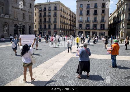 Vertreter katalanischer Gewerkschaften, sozialer Bewegungen und Unabhängigkeitsorganisationen versammeln sich in Plaça de Sant Jaume in Barcelona, im Gegensatz zu dem, was sie als eine Reihe von sozialen Kürzungen im Rahmen des Ausnahmezustands betrachten, den der Staat während der Coronavirus-Covid-19-Krise am 23. Mai in Barcelona, Katalonien, Spanien, angewendet hat, 2020. (Foto von Albert Llop/NurPhoto) Stockfoto