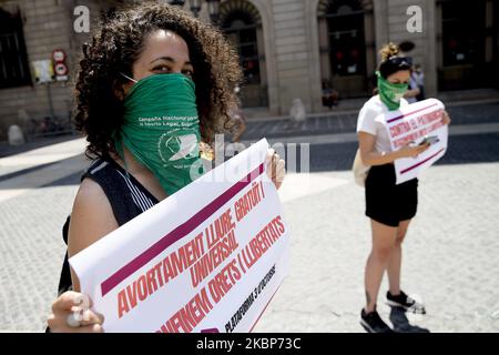 Vertreter katalanischer Gewerkschaften, sozialer Bewegungen und Unabhängigkeitsorganisationen versammeln sich in Plaça de Sant Jaume in Barcelona, im Gegensatz zu dem, was sie als eine Reihe von sozialen Kürzungen im Rahmen des Ausnahmezustands betrachten, den der Staat während der Coronavirus-Covid-19-Krise am 23. Mai in Barcelona, Katalonien, Spanien, angewendet hat, 2020. (Foto von Albert Llop/NurPhoto) Stockfoto