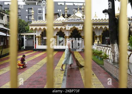 Ein Mann reinigt eine Moschee vor dem Eid-ul-Fitr-Fest während der laufenden COVID-19-Sperre in Guwahati, Assam, Indien, am Samstag, den 23. Mai, 2020. (Foto von David Talukdar/NurPhoto) Stockfoto