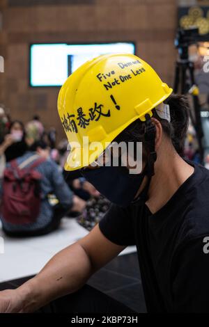 Taiwanesischer Bürger zeigt seine Unterstützung für prodemokratische Demonstranten in Hongkong während einer Sit-in-Protestaktion am 23. Mai 2020 im Taipei Hauptbahnhof in Tapei, Taiwan. (Foto von Jose Lopes Amaral/NurPhoto) Stockfoto