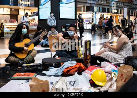 Eine Gruppe junger taiwanesischer Bürger, die ihre Unterstützung für prodemokratische Demonstranten in Hongkong und gegen den Vorschlag der TRA zum Sitzverbot durch Singen und Musizieren während einer Sit-in-Protestaktion am 23. Mai 2020 im Taipei Hauptbahnhof in Tapei, Taiwan, zum Ausdruck bringen. (Foto von Jose Lopes Amaral/NurPhoto) Stockfoto