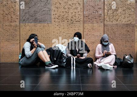 Südostasiaten sitzen in der zentralen Lobby des Hauptbahnhofs von Taipei während einer Sit-in-Protestaktion am 23. Mai 2020 im Hauptbahnhof von Taipei in Tapei, Taiwan. (Foto von Jose Lopes Amaral/NurPhoto) Stockfoto