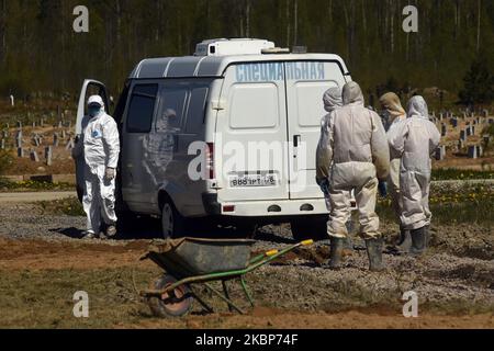 Friedhofsmitarbeiter in chemischen Schutzanzügen vergraben am 23. Mai 2020 in Kolpino, außerhalb von St. Petersburg, Russland, Opfer von COVID-16. (Foto von Sergey Nikolaev/NurPhoto) Stockfoto