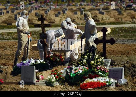 Friedhofsmitarbeiter in chemischen Schutzanzügen vergraben am 23. Mai 2020 in Kolpino, außerhalb von St. Petersburg, Russland, Opfer von COVID-16. (Foto von Sergey Nikolaev/NurPhoto) Stockfoto