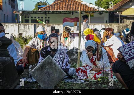 Indonesische Muslime beten am 24. Mai 2020 auf dem Friedhof Ploso Kuning in Yogyakarta, Indonesien, während der schweren Pilgerfahrt aus Sorge um den Ausbruch des Coronavirus COVID-19. Am ersten Tag des Eid al-Fitr-Volkes Grabpilgerfahrt, um für die Familien oder Verwandten derer zu beten, die gestorben sind. (Foto von Rizqullah Hamiid/NurPhoto) Stockfoto