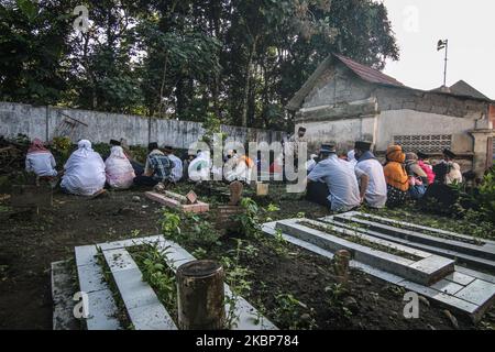 Indonesische Muslime beten am 24. Mai 2020 auf dem Friedhof Ploso Kuning in Yogyakarta, Indonesien, während der schweren Pilgerfahrt aus Sorge um den Ausbruch des Coronavirus COVID-19. Am ersten Tag des Eid al-Fitr-Volkes Grabpilgerfahrt, um für die Familien oder Verwandten derer zu beten, die gestorben sind. (Foto von Rizqullah Hamiid/NurPhoto) Stockfoto