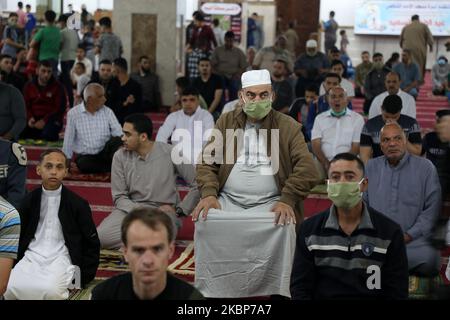 Maskierte Palästinenser führen Eid al-Fitr-Gebete aus, um das Ende des Fastenmonats Ramadan zu markieren, angesichts der Besorgnis über die Ausbreitung der Coronavirus-Krankheit (COVID-19), in einer Moschee in Gaza-Stadt am 24. Mai 2020. (Foto von Majdi Fathi/NurPhoto) Stockfoto