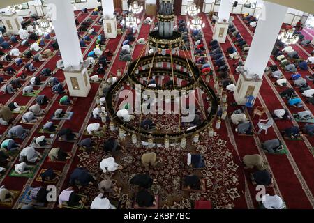 Maskierte Palästinenser führen Eid al-Fitr-Gebete aus, um das Ende des Fastenmonats Ramadan zu markieren, angesichts der Besorgnis über die Ausbreitung der Coronavirus-Krankheit (COVID-19), in einer Moschee in Gaza-Stadt am 24. Mai 2020. (Foto von Majdi Fathi/NurPhoto) Stockfoto